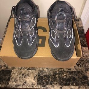 Black Yeezys 500
